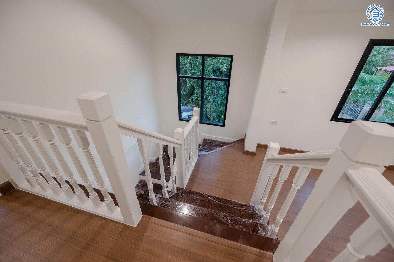 บ้านมือสองตกแต่งใหม่ คุณภาพแบรนด์ LH โครงการ ชลลดา บางบัวทอง เนื้อที่ 72 ตร.ว. ตกแต่งหรูหรา ฟังก์ชันจัดเต็ม 3 ห้องนอน 2 ห้องน้ำ 1 ห้องอเนกประสงค์ จอดรถได้ 1 คัน พร้อม Facilities ครบ! บนทำเลคุณภาพ เชื่อมต่อได้หลายเส้นทาง ใกล้เซ็นทรัลเวสต์เกต และรถไฟฟ้า "สถานีบางพลู"